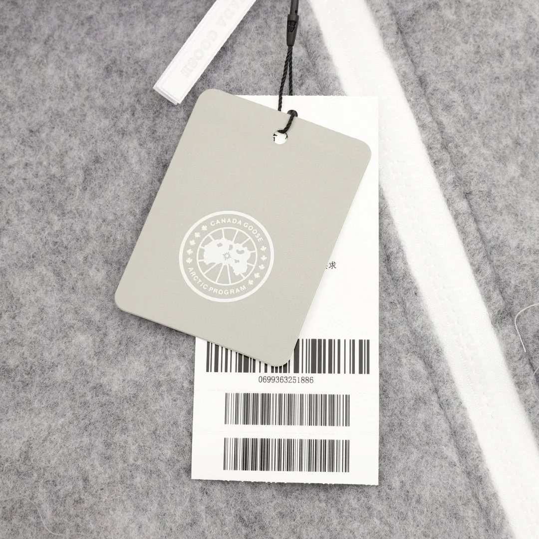 P580 top version CanadaGoose solid color hooded cashmere jacket, exclusively customized wool fabric, containing 60% wool content! Super lightweight, soft and warm! The high-tech breathable space cotton liner makes the entire garment very stiff and soft, comfortable and lightweight at the same time. Breathable, soft, non-stuffy, lightweight, stylish, and non-deformable. The iconic double-striped reflective strips are designed behind the collar and hood. No detail is missed. The front placket allows you to easily cope with seasonal changes and calmly resist bad weather. High-density goose emblem. All threaded accessories are customized. Loose fit and adjustable drawstring. Not bloated at all. Quite fashionable. It can be said to be a very unique design. This year's must-have style is the same for men and women. Style No.: A107# Color: Black Gray Size: S-XL
